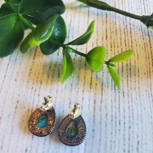 Turquoise & sliver teardrop stud earrings. - Picture 4 of 4
